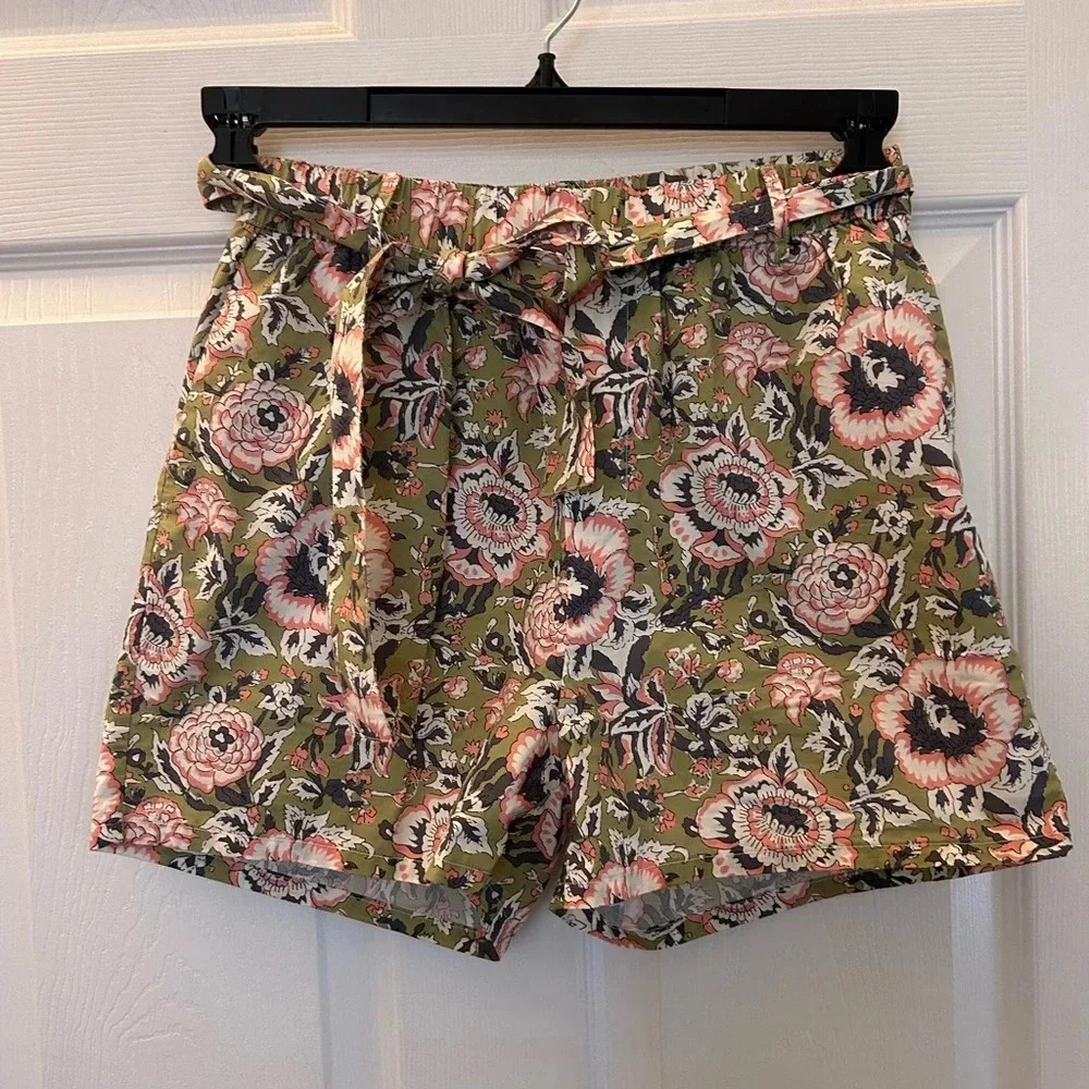 ! We are Sunday’s Ozeta Short Sage Rose Print sz Xs